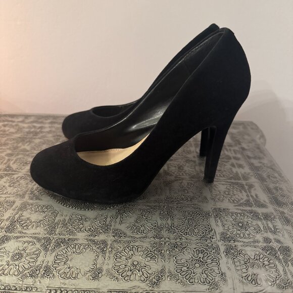 Steve Madden Remmedy Black Suede Pumps - Picture 8 of 12